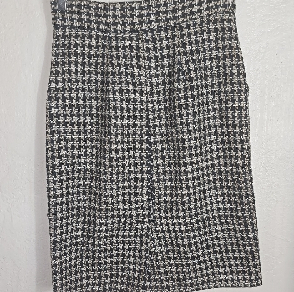 Diane Von Furstenberg Black and Beige Knee-Length Pencil Skirt. - Picture 4 of 8